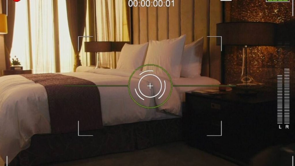 دوربین های جاسوسی در هتل ها! چگونه پیدایشان کنیم؟ 6 دوربین های جاسوسی در هتل ها