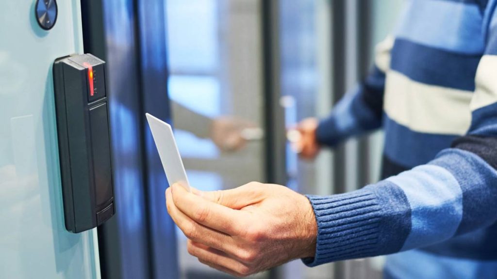 راهنمای خرید سیستم کنترل تردد هوشمند برای سازمان ها