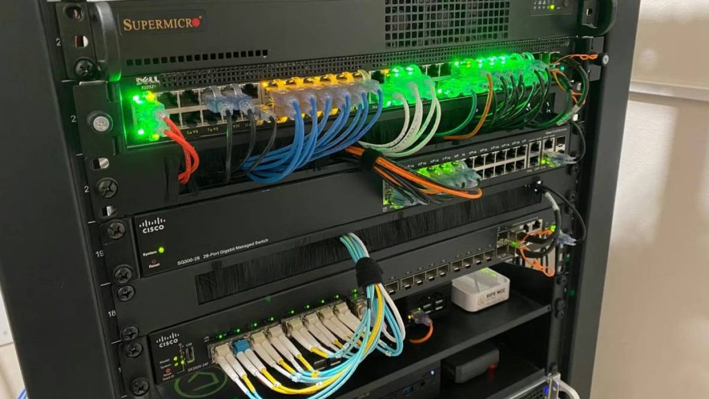 رک دوربین مداربسته چیست؟ راهنمای آرایش رک و تجهیزات 1 رک دوربین مداربسته