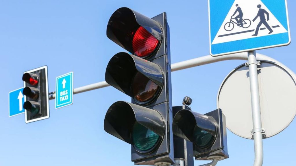 چراغ راهنمایی هوشمند چگونه ترافیک را کاهش میدهد؟ 2 چراغ راهنمایی هوشمند