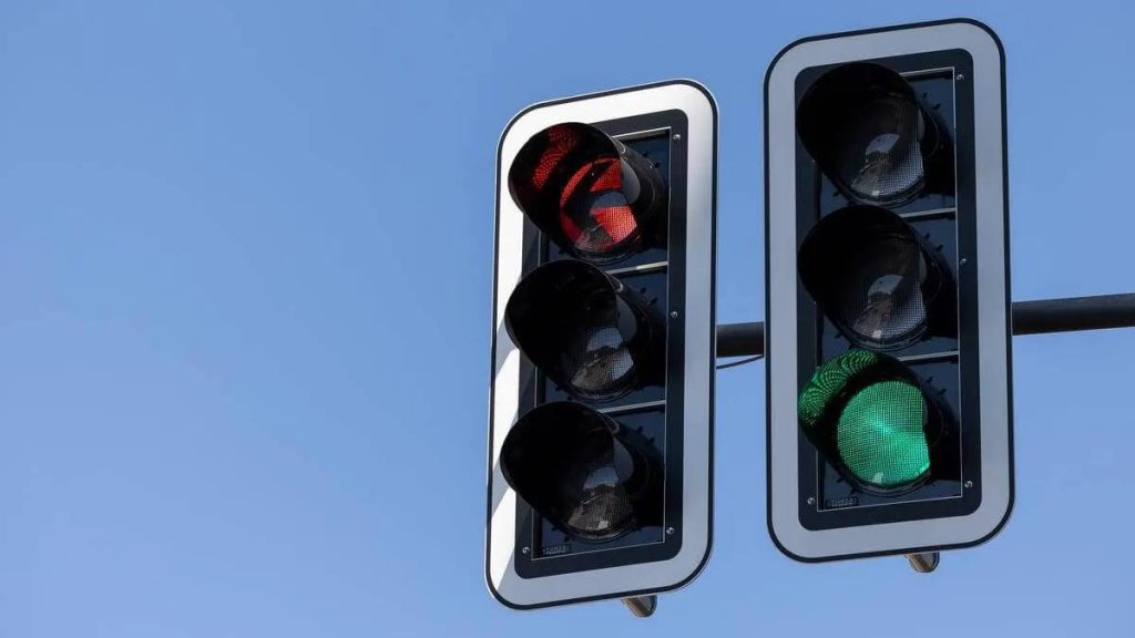چراغ راهنمایی هوشمند چگونه ترافیک را کاهش میدهد؟ 4 چراغ راهنمایی هوشمند